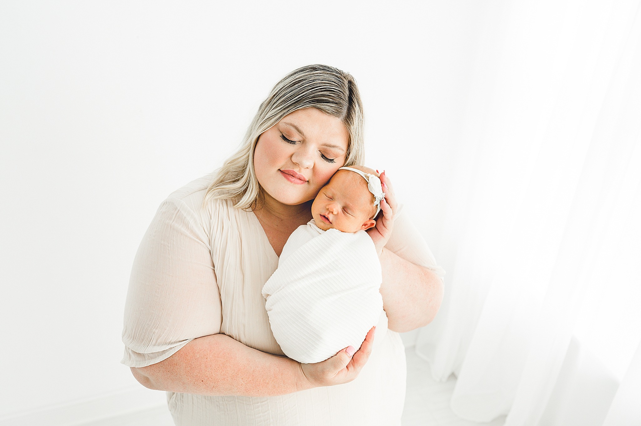 Welcome Eloise | Newborn Session in Natural Light Studio