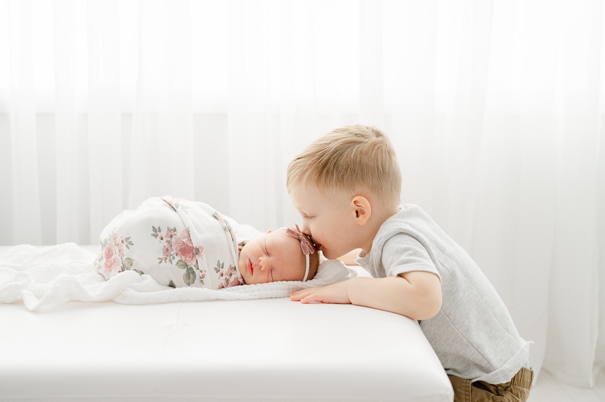 How to Prepare for Your Newborn Session: Tips for Parents with Siblings